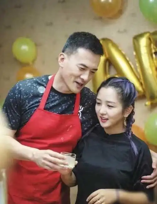 十多年后再看何洁释小龙,一个身价过亿,一个证实郭德纲没说错|魏晨