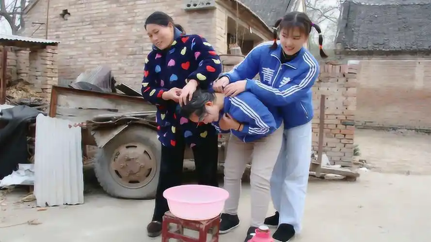 欢欢的童年:欢欢害怕洗头,妈妈和妹妹帮欢欢洗头,要讲究卫生哦