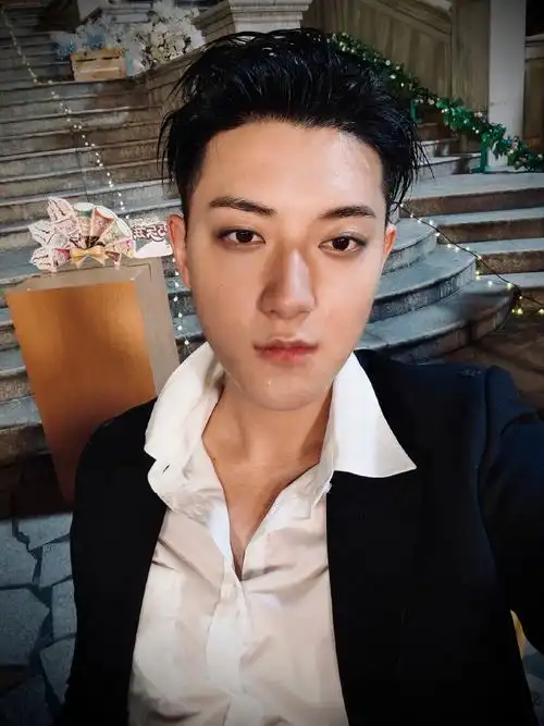 黄子韬怼脸自拍##黄子韬西装怼脸照