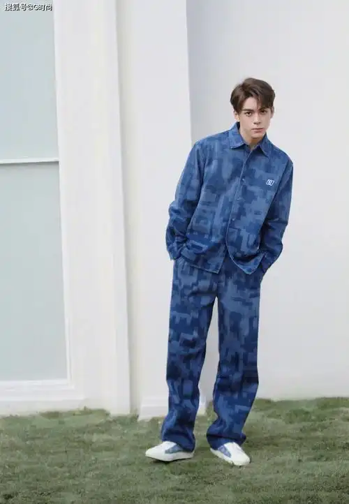 曾舜晞一身牛仔蓝马赛克休闲套装出镜,耐看又百搭