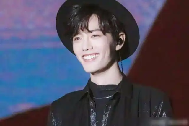 以前肖战因为笑上了热搜,话题就是"肖战的笑",当时因为这个热搜很多