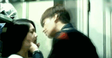 郑元畅与林依晨在恶作剧之吻里面的阳台kiss,真是看得羞红了脸啊有木