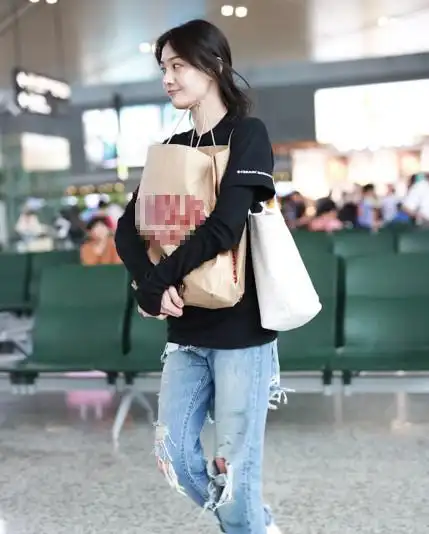 郑爽素颜现身机场 不施粉黛脸露痘印