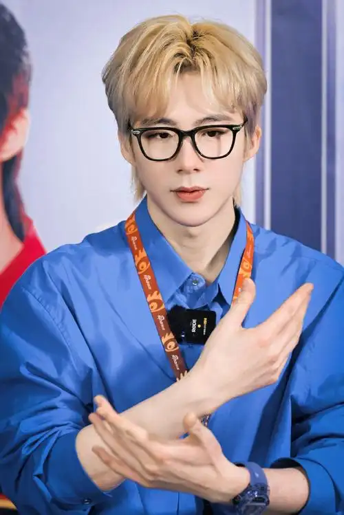 刘宇宁金发蓝衬衫##刘宇宁做自己的光