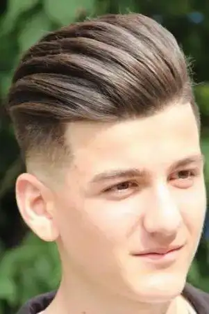 背头发型是最常见的发型款式, 不仅帅气而且很有魅力, 无论是年轻的小