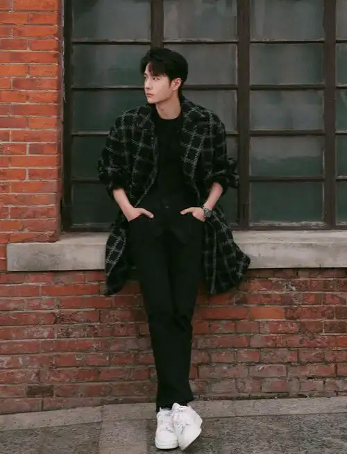 王一博身穿香奈儿经典的斜纹软呢大衣,简约休闲__财经头条