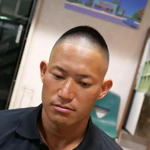 男士寸头,露额短碎发,狼尾短发,两侧铲短头顶烫卷卷是一种非常流行和