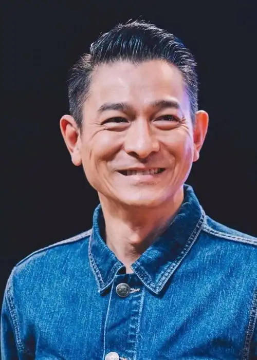 回顾刘德华头发花白有可能是新角色需要做出的一些妆容改造