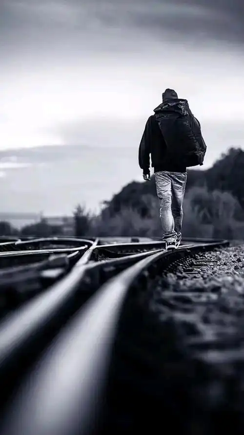 行走在铁轨上的男人