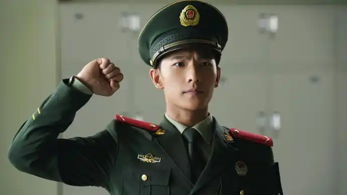 《特战荣耀》里的杨洋,一身军装,英姿飒爽,荷尔蒙爆棚,军装适配度满分