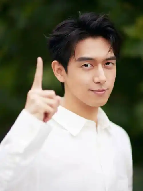 简简单单的白衬衫,但是在他身上也很帅#任嘉伦#你们最喜欢谁的白衬衫