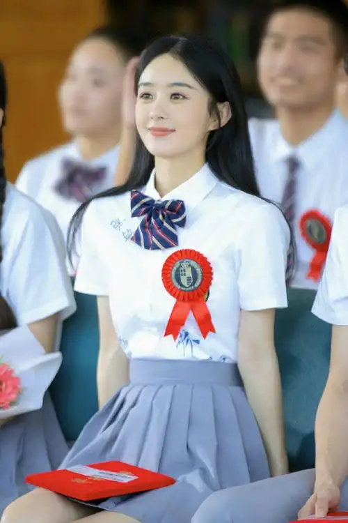 赵丽颖穿学生气息制服 黑长直发型清新靓丽