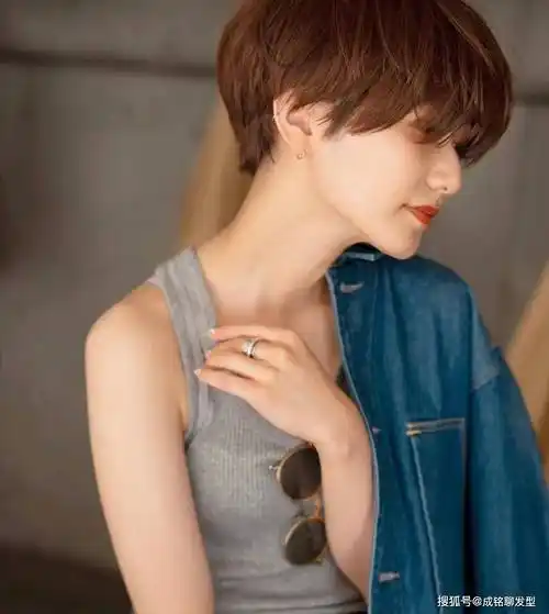 露耳样式的层次短发,其实是这几年较为风靡的发型,年轻的女孩驾驭这类