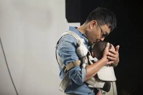 而此次和名嘴奶爸一起拍摄的则是一个和汪涵儿子小沐沐差不多大的可爱