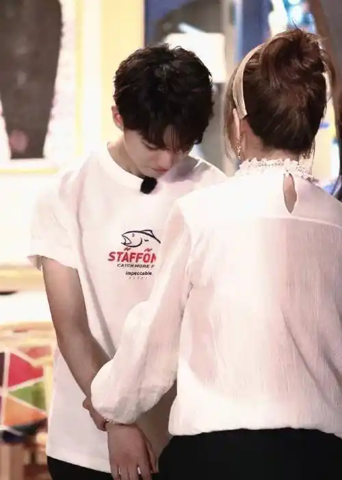 原创原创19岁王俊凯躲在车里哭到抽泣黄晓明也心酸落泪原因有点无奈