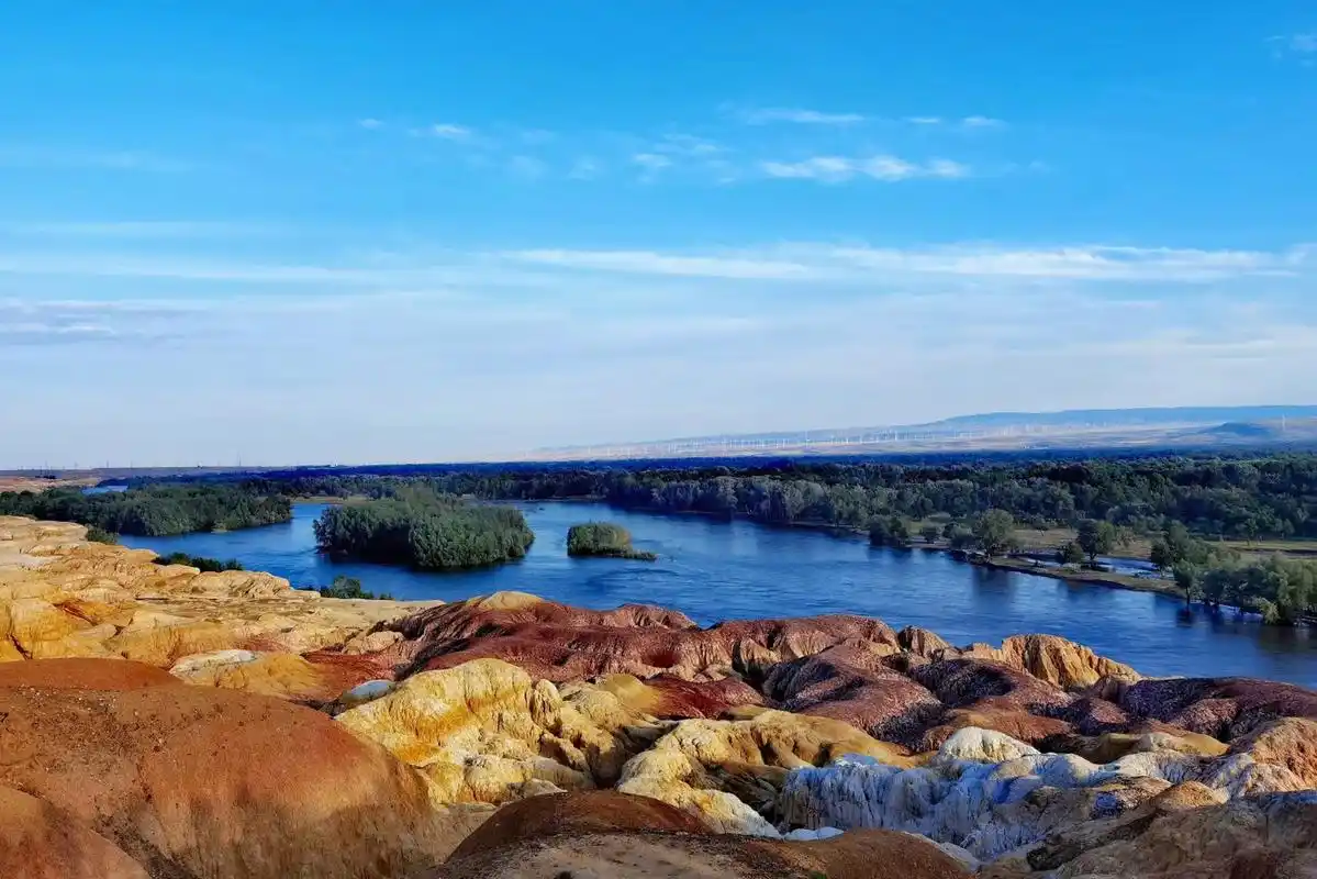 新疆昌吉五彩湾又称五彩城,上千年的风雨,将五彩湾分割成一座座孤立的