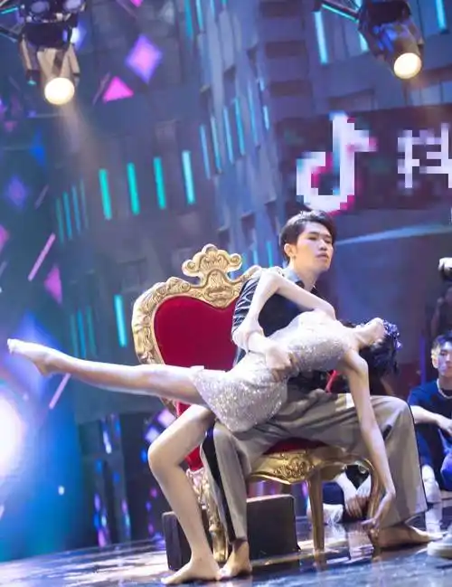 原创毛晓彤走红后变时尚女郎吊带亮片裙大秀身材陈翔看了要后悔