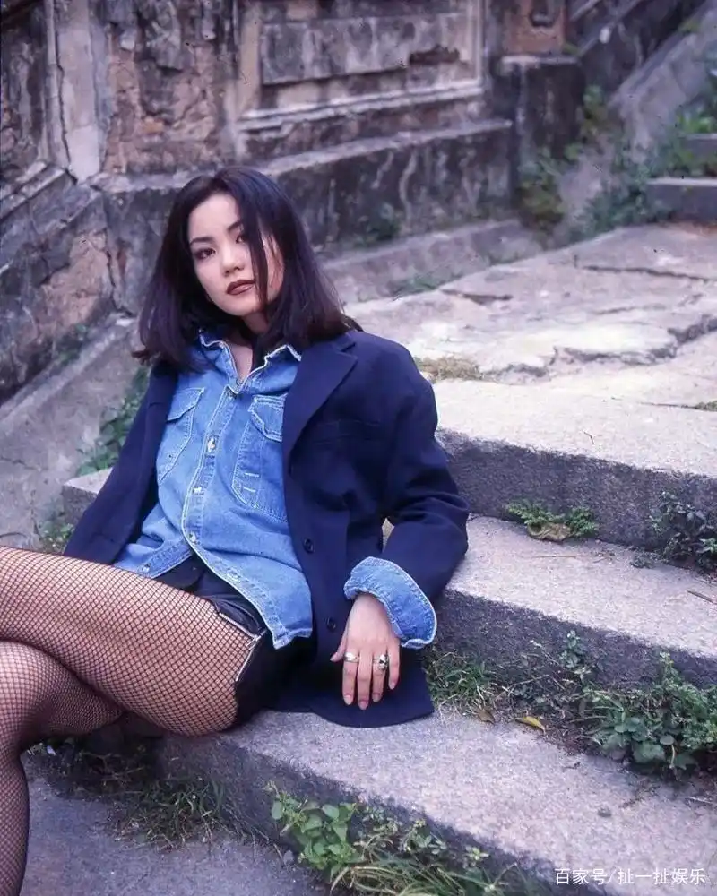 王菲早年写真照片曝光,打扮时髦有个性,眼神桀骜不驯真自信