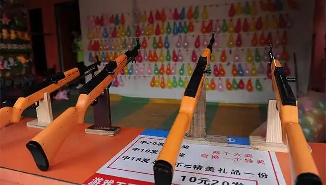 自己并不清楚用于打气球的"枪"是否合规,但摆摊前已从派出所获得"持枪