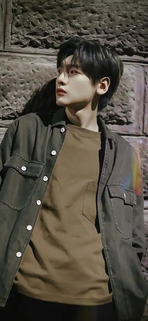 翟潇闻氛围感侧颜