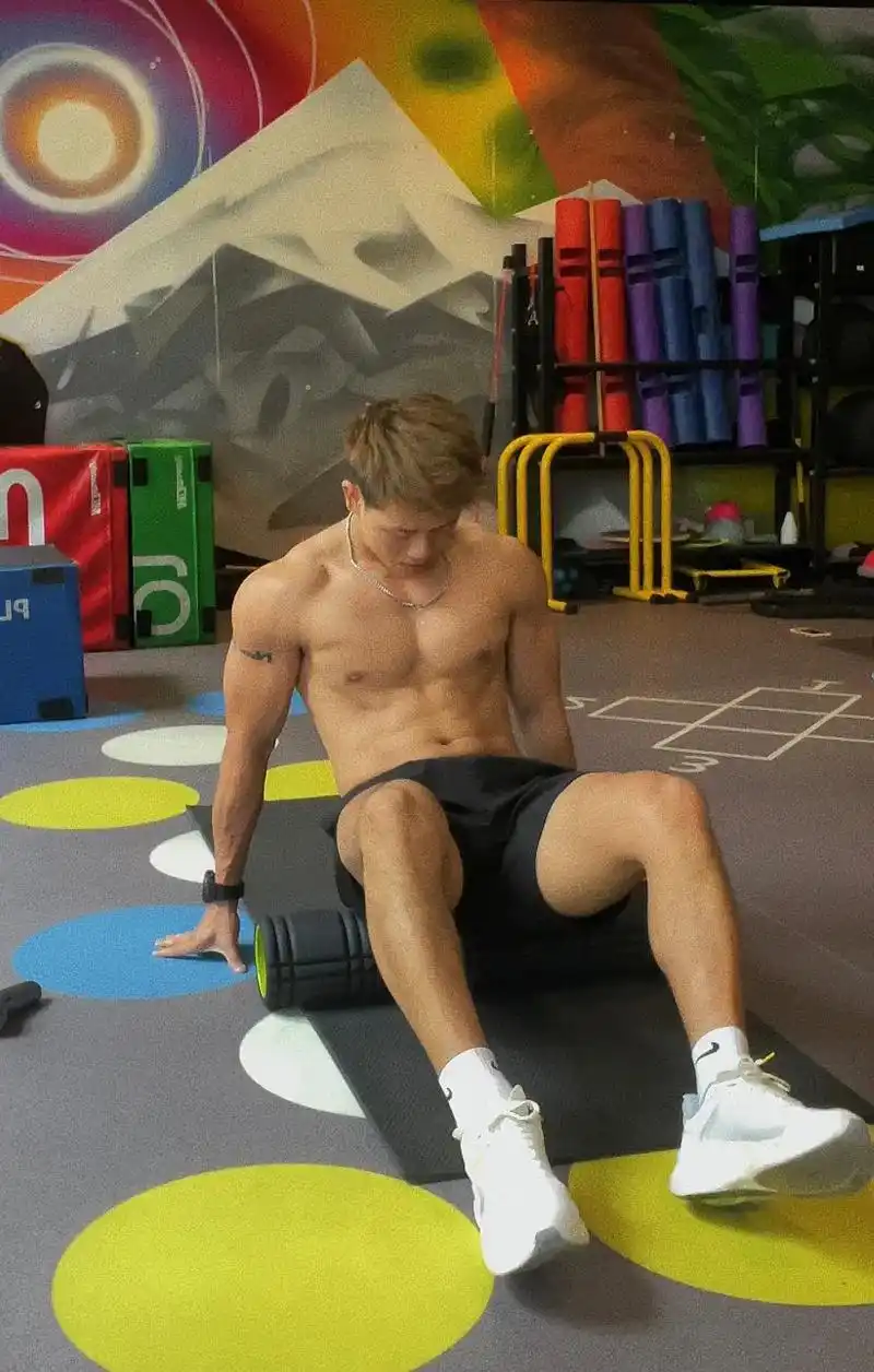 一生无所求 只要热爱与自由#黑皮 #体育生 #腹肌 #健身 - 抖音