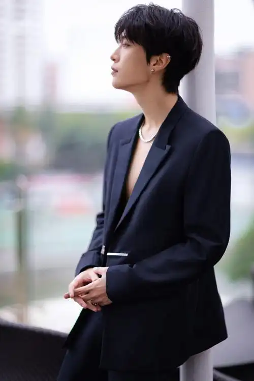 顺着腹肌看了一下昨天的活动图 好帅啊范丞丞