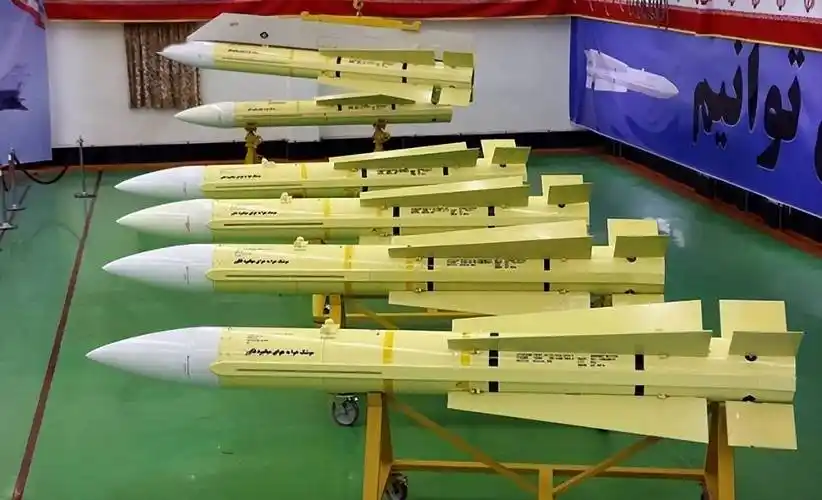 图片:fakour-90空空导弹,外形与aim-54"不死鸟"导弹一模一样.