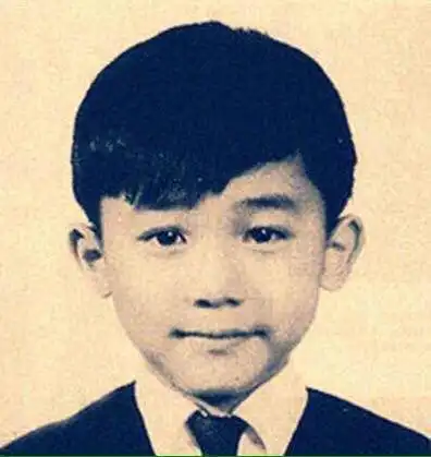 似乎每个男孩子小时候都喜欢玩具车,连星爷也不例外,周星星同学