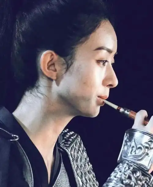 赵丽颖侧颜曝光,揭秘其完美"鼻型"!