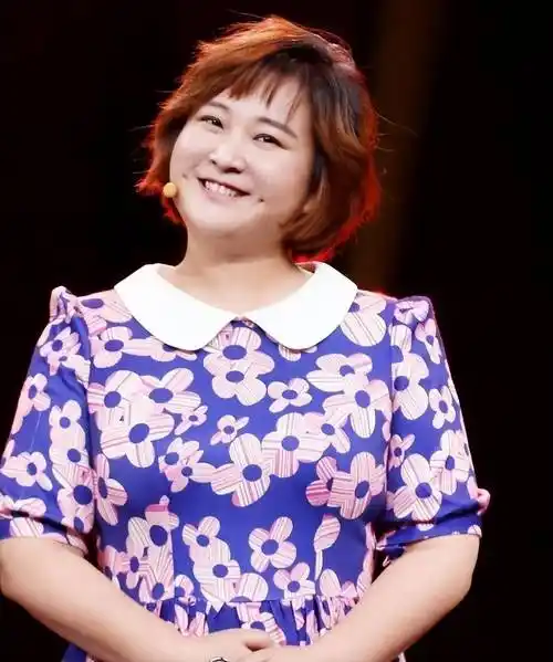 "阳光开朗"爱笑的女孩贾玲,暴瘦50斤,网友直呼:出个减肥教程