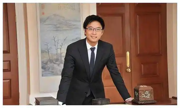 霍启山41岁依旧帅气为何不和哥哥霍启刚一样从政