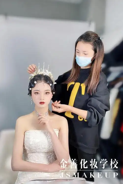 今天这期老师就给大家推荐三家贵阳排名前三的化妆学校,想在贵阳学