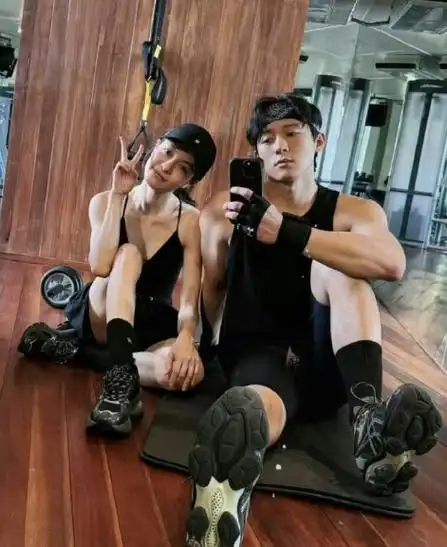 钟楚曦侯雯元恋爱了._恋情_白敬亭_群众