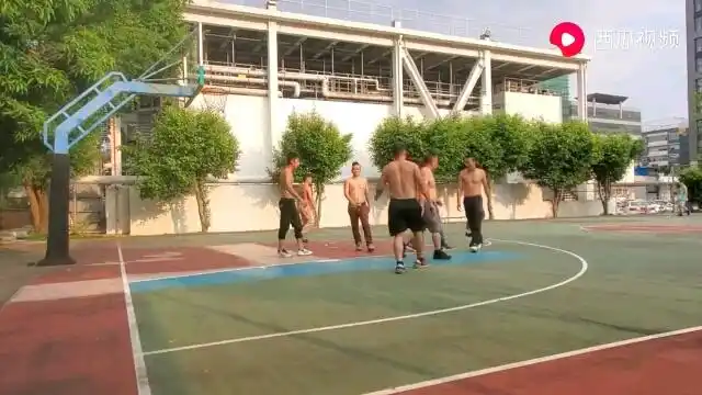 赤膊壮汉光膀子打篮球2