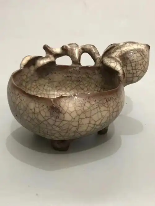 哥窑桃形三足笔洗九五品