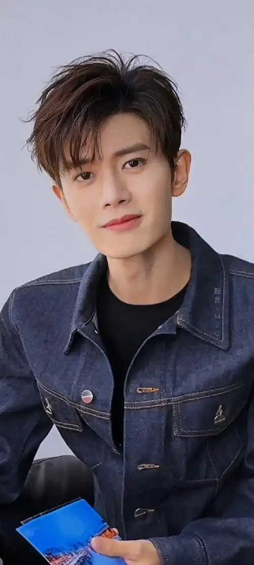 超宝@任嘉伦allen    #任苒时光##任嘉伦萧焕#  任嘉伦|卡大头版壁纸