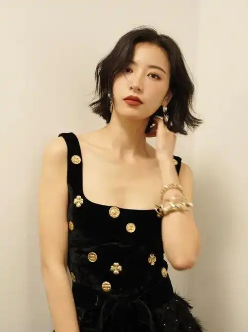 如果是和倪妮,高圆圆一样属于骨相明显的小方脸,下颌角比较明显,脸型