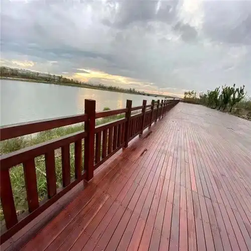 红菠萝格户外木扶手造型 红菠萝格河道栏杆防腐木扶手定制