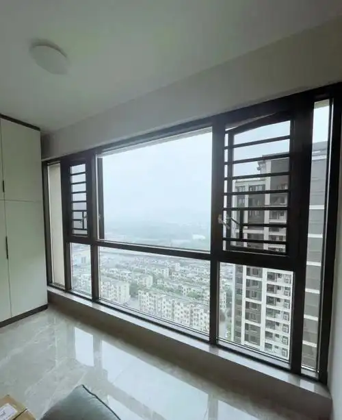 0166整体采用正面一块大玻璃,两边对角各开一扇窗,共两扇.