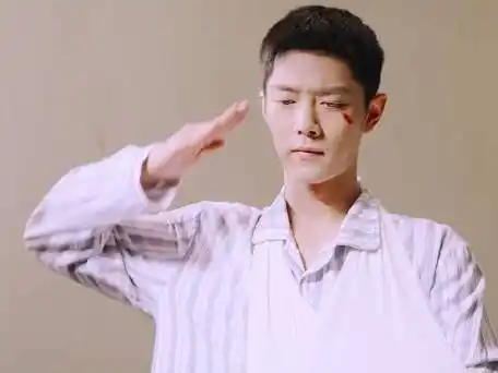 王牌部队肖战敬礼剧照