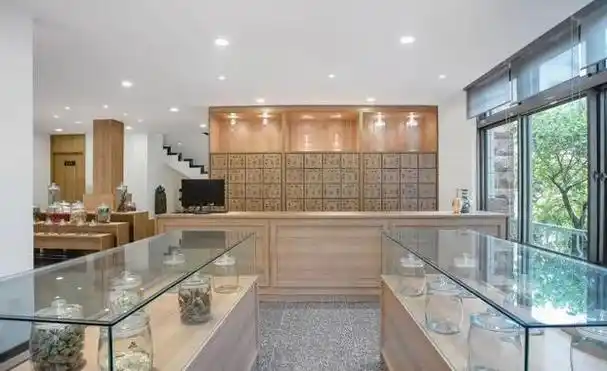 中医馆是传统中医药的重要场所,其装修风格和环境设置对于中医的传承