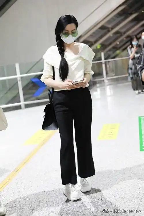 范冰冰头扎麻花辫青春有活力,身着米色上衣黑长裤简约随性