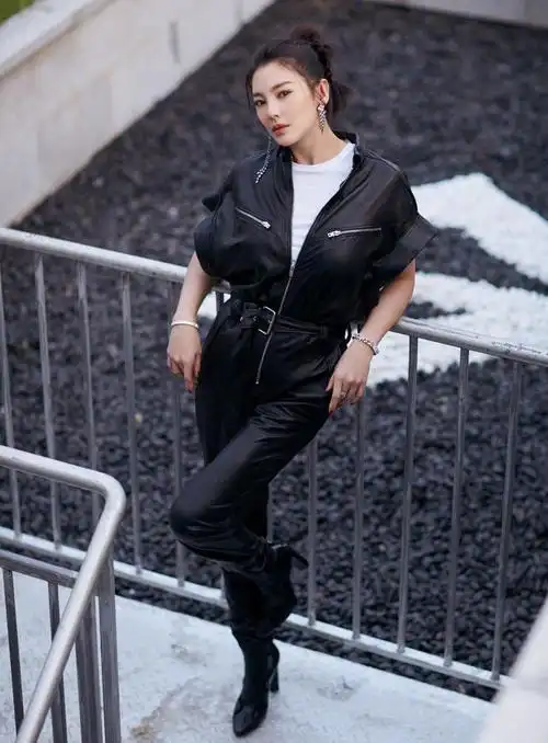 张雨绮就该勒得紧些一袭紧致裙撑出凹凸感微露内搭更是撩人