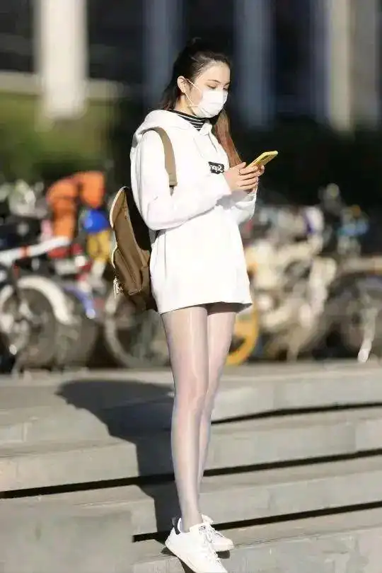 现流行的丝袜和运动鞋穿搭