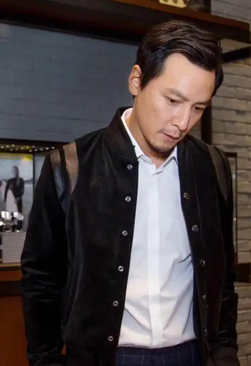 网友商场偶遇吴彦祖老男神留小胡子颜值竟回春了