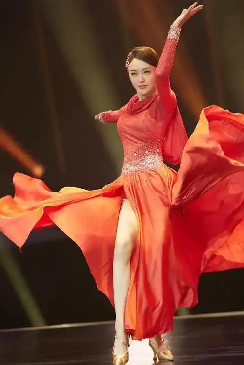 秦岚也会跳舞的,在某节目中一身火红的舞蹈衣,衬托得秦岚千娇百媚的美
