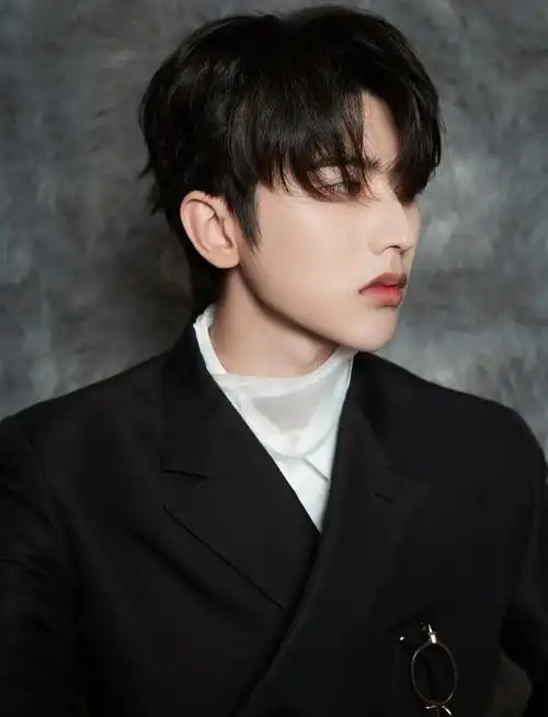 2021elle风尚大典上,如水夜色包裹无边温柔,送来一缕专属蔡徐坤的清雅