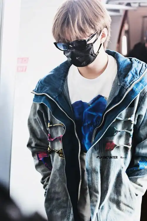 刘耀文机场饭拍,牛仔套装造型好元气!_高清图集_新浪网