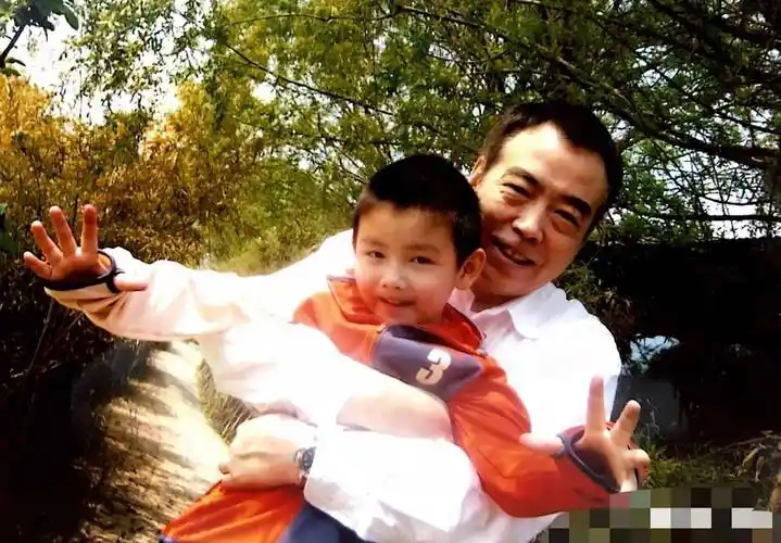 陈凯歌的儿子完美继承了陈红的颜值,原来短发陈红当年这么美_陈飞宇_