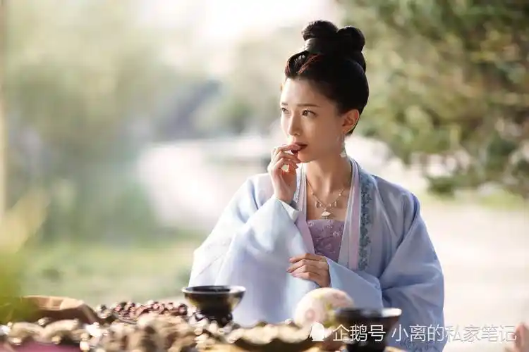 和高冷的宫羽衣不同,江疏影在最近播出的古装剧《清平乐》中饰演的